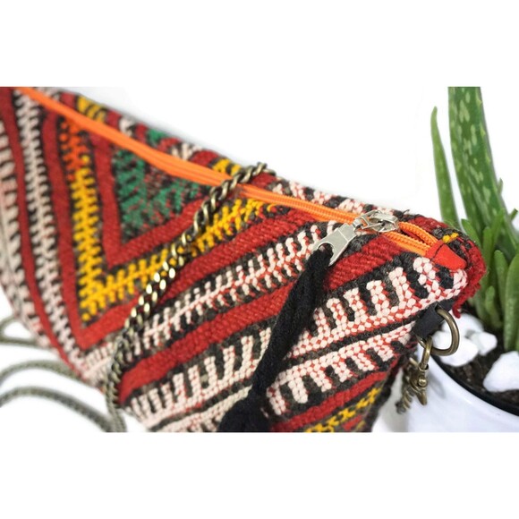 Vintage Kilim Clutch Bag: Moroccan Crossbody Purse with Chain Strap - Picture 2 of 8